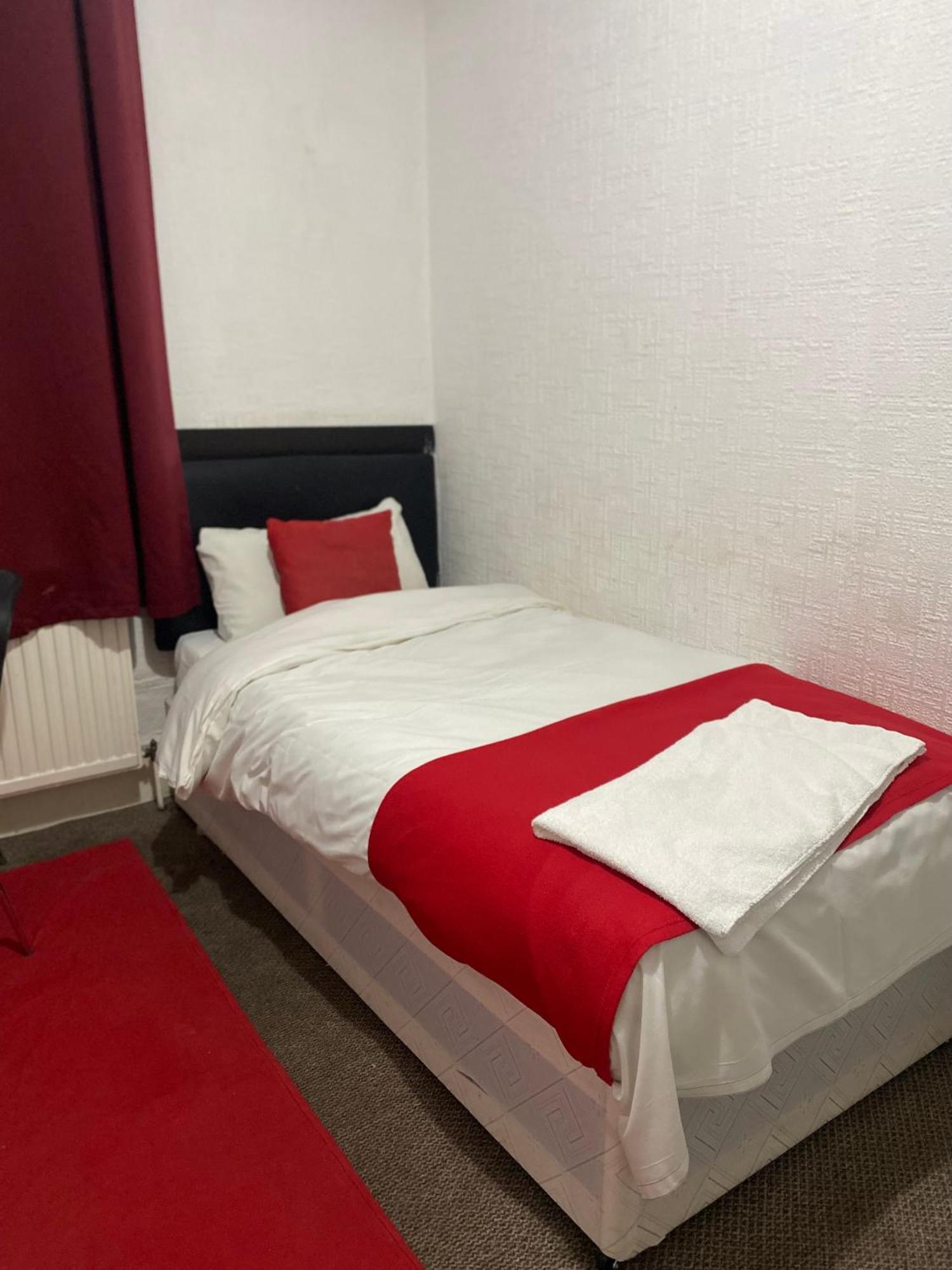 Saji Hotel Илфорд Экстерьер фото